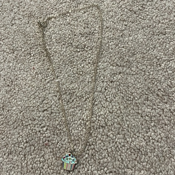 A beautiful cupcake necklace with the cupcake shaped box - Picture 3 of 5